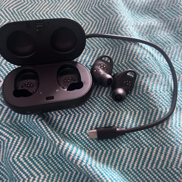 Samsung Galaxy Buds (SM-R140) – Black – Excellent Condition - Picture 4 of 8